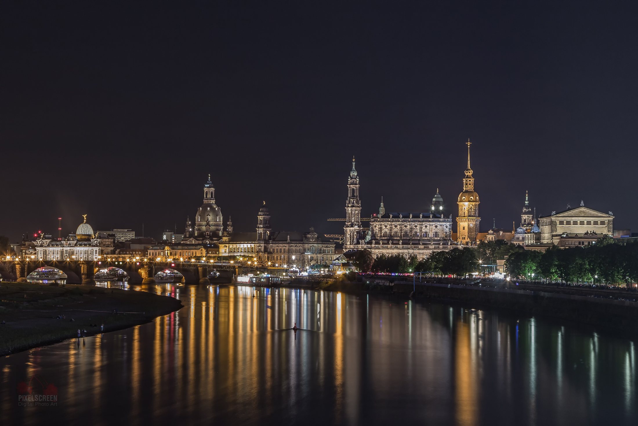 Beleuchtete Dresdner Altstadt bei Nacht über der Elbe