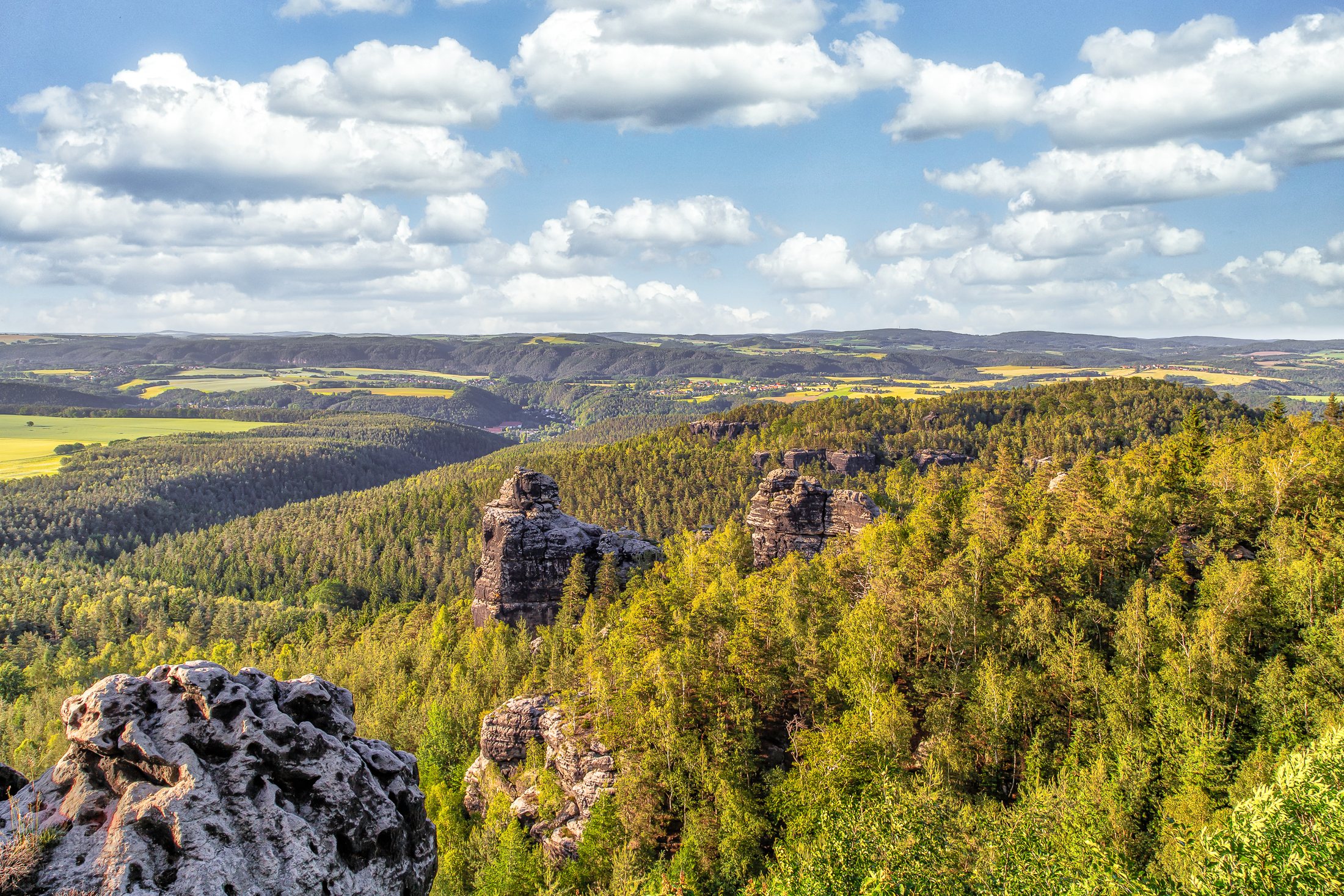 Weite Aussicht vom Papststein über die Sächsische Schweiz