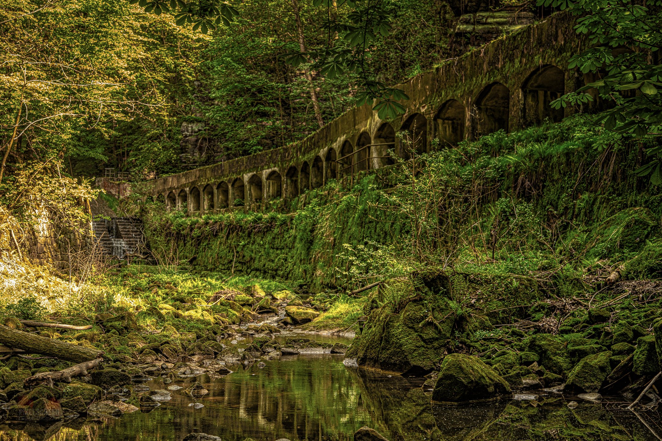 Historische Wasseranlage im grünen Nietzelgrund
