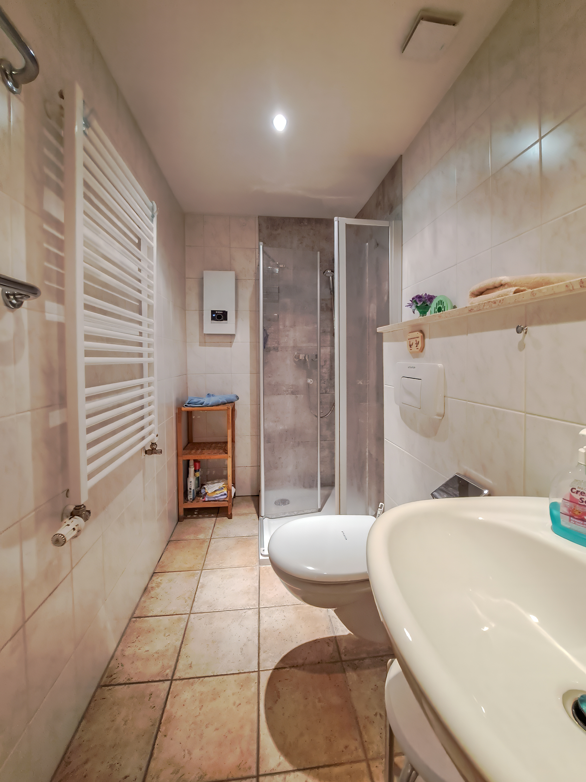 Helles Bad mit Dusche der Ferienzimmer