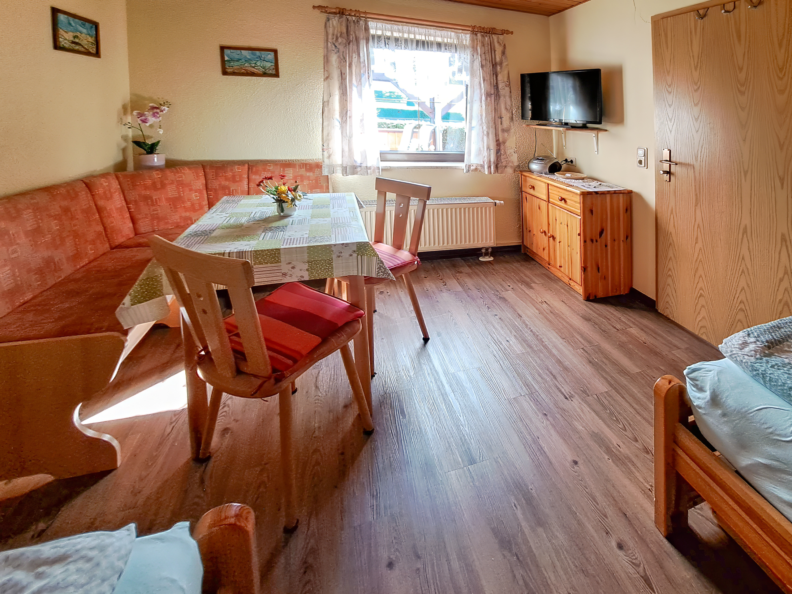 Ferienzimmer mit Essbereich und Schlafplatz