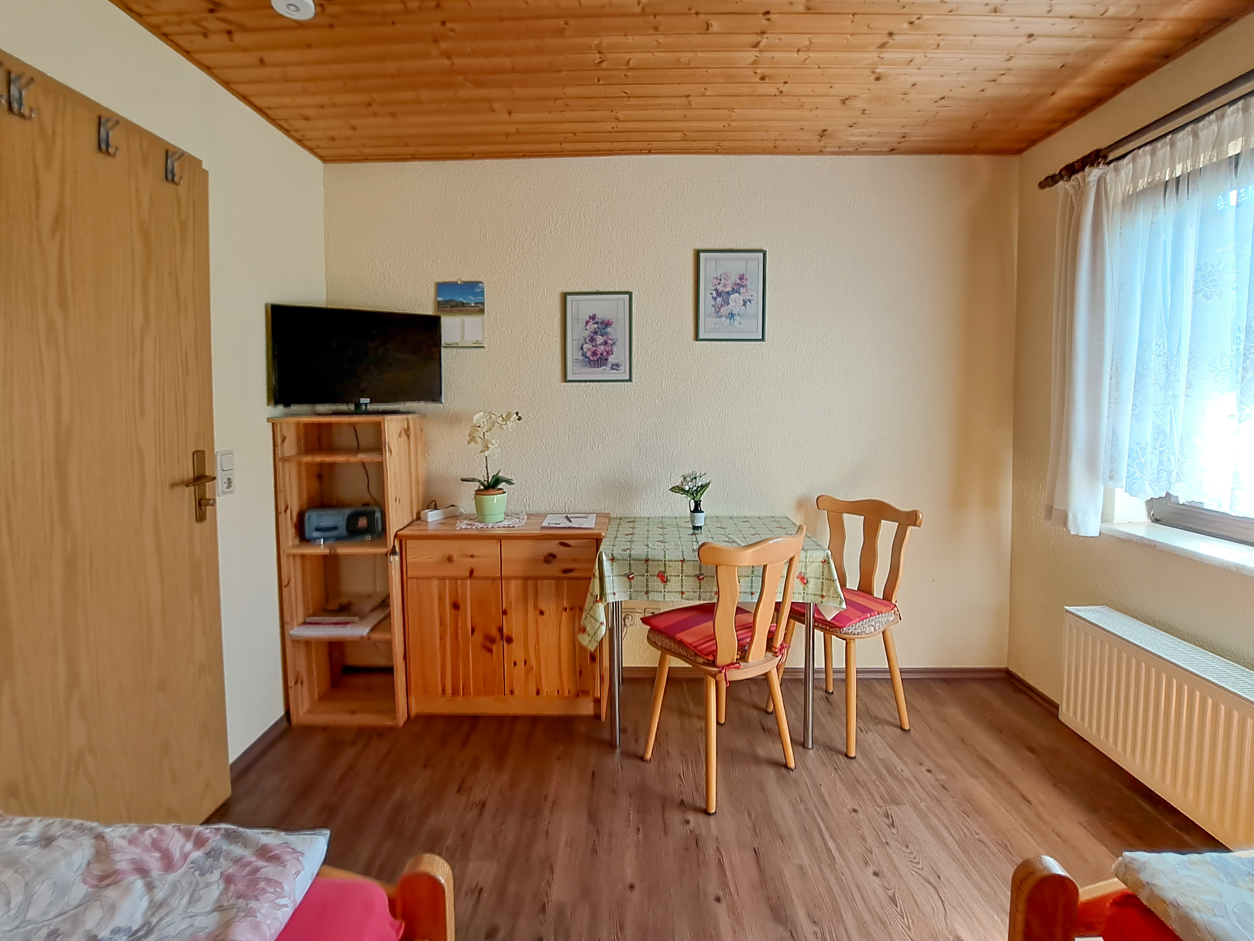 Ferienzimmer mit Sitzecke und Fernseher