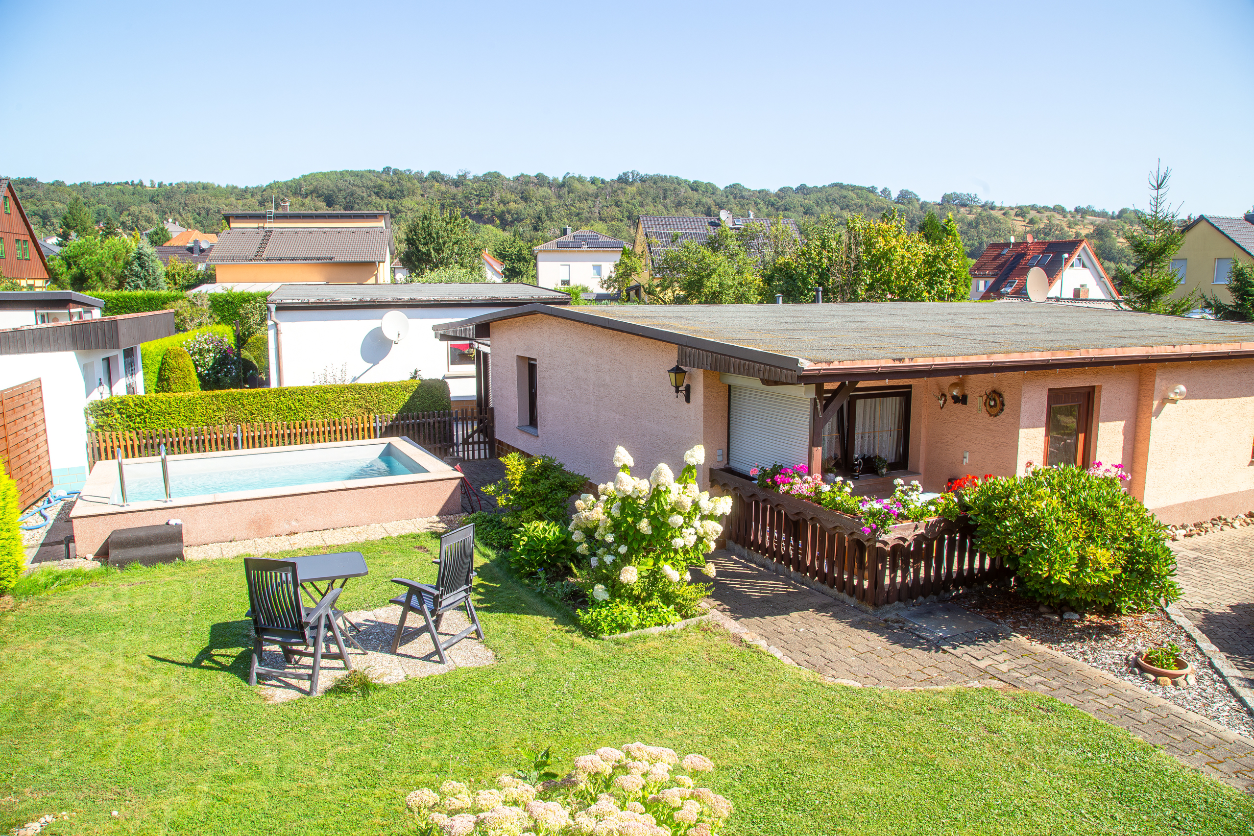 Garten der Ferienwohnung mit Pool