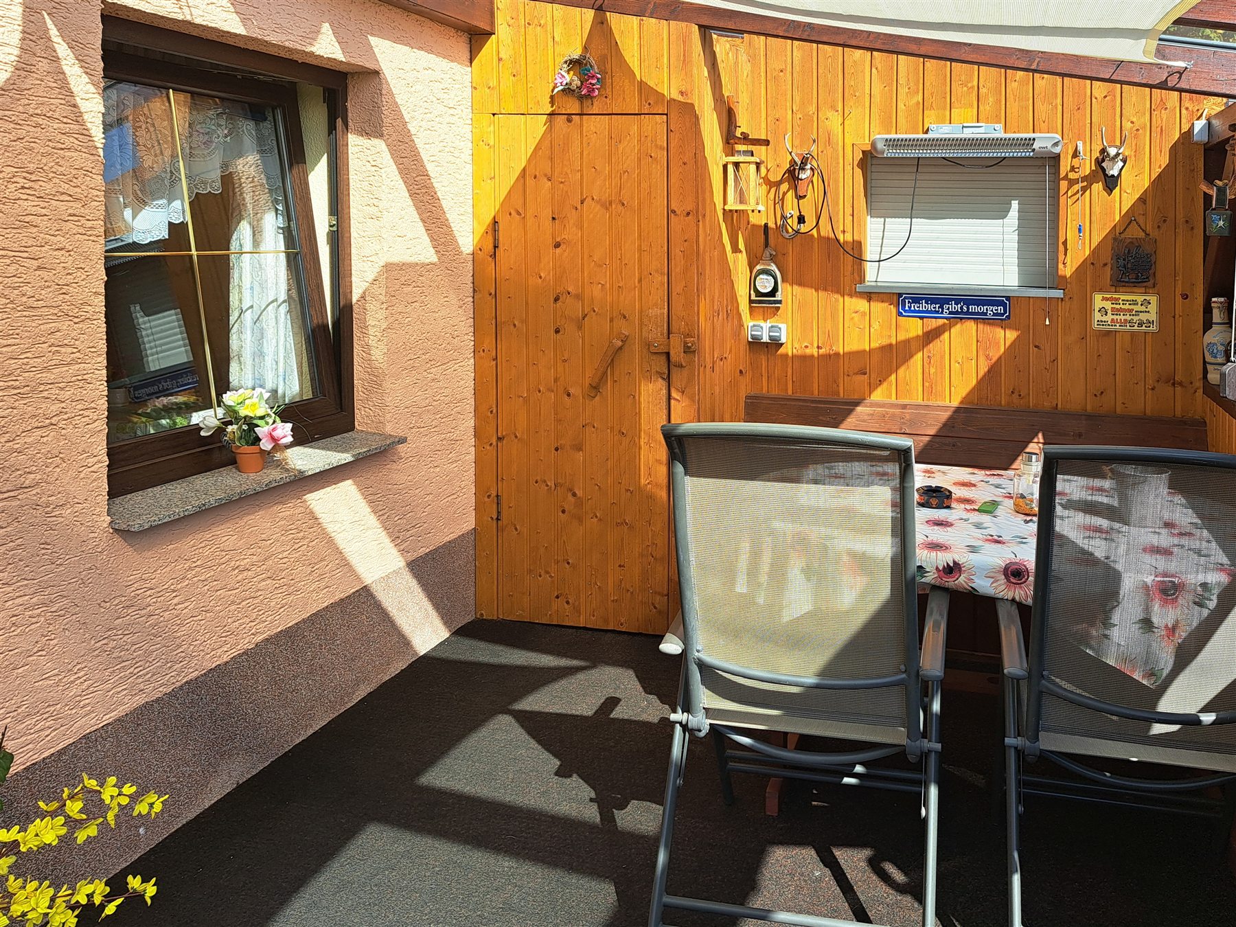 Geschützte Terrasse mit Sitzgelegenheiten